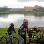 jeunes devant la piece d'eau des suisses